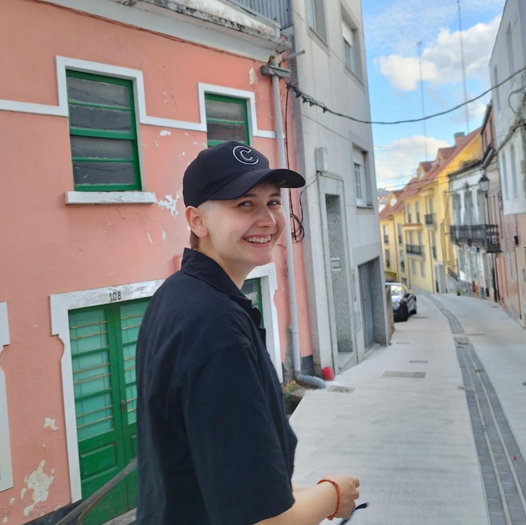 Photo de moi-même devant des maisons colorées