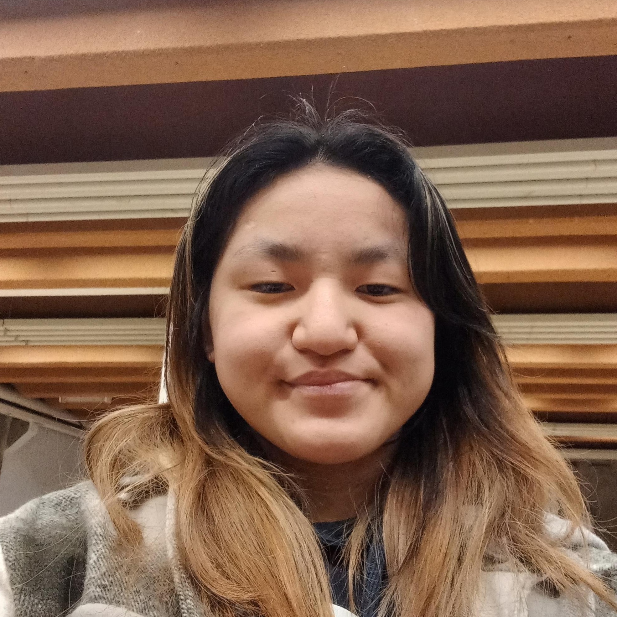 Selfie de Lyn Caes dans un local d'école